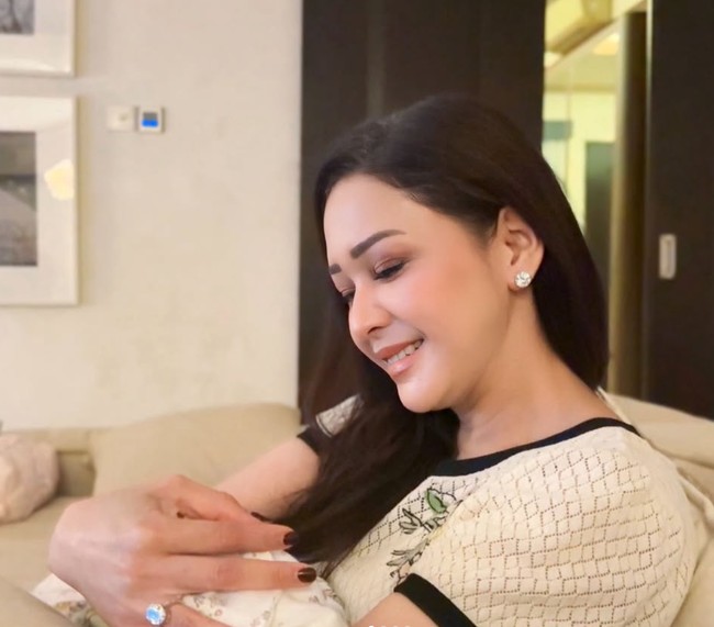 Maia Estianty sedang berbahagia menikmati peran barunya sebagai nenek dari baby Soleil, putri pertama Al Ghazali dan Alyssa Daguise. Melalui unggahan dari akun Instagramnya, Maia kini memanggil dirinya dengan sebutan Oda yang merupakan singkatan dari oma bunda. Foto: Instagram/@maiaestiantyreal