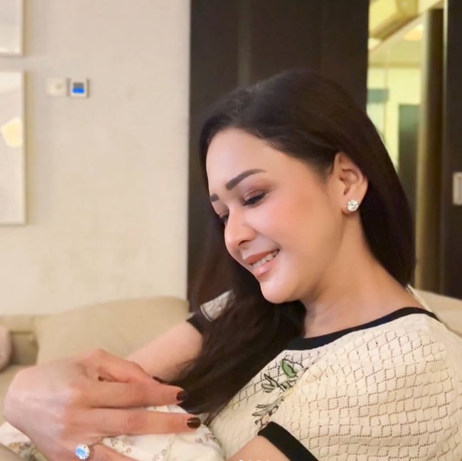 Gaya Maia Estianty & Ibunda Alyssa Daguise, Duo Nenek Momong Baby Soleil