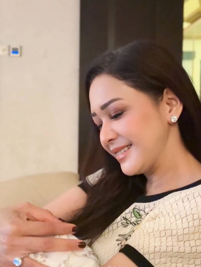 Gaya Maia Estianty & Ibunda Alyssa Daguise, Duo Nenek Momong Baby Soleil