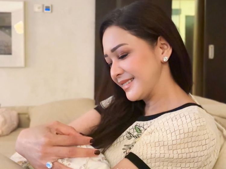 Gaya Maia Estianty & Ibunda Alyssa Daguise, Duo Nenek Momong Baby Soleil