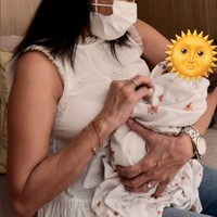 Kebahagiaan tak kalah dirasakan oleh ibunda Alyssa, Risa Dewi. Risa dan Maia kompak saling bertukar untuk membantu Alyssa dan Al menjaga baby Soleil. Jika Maia dipanggil Oda, Risa memilih dipanggil dengan sebutan Nana oleh baby Soleil. Foto: Instagram/@risa_dewi