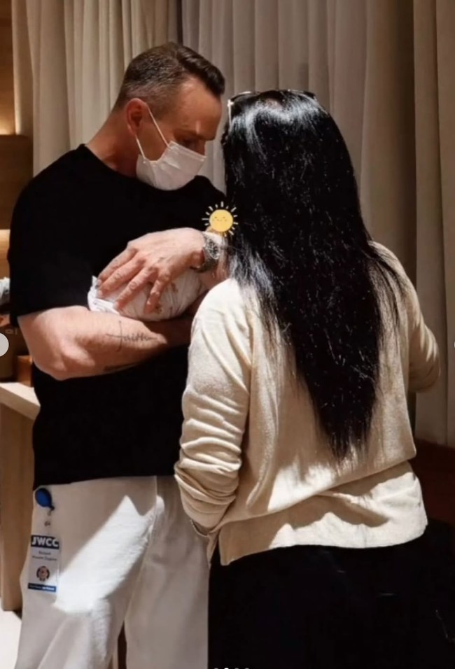 Meski sudah berpisah dengan ayah Alyssa, Richard Daguise, namun Risa dan mantan suaminya itu masih kompak dalam hal menjaga anak hingga cucu mereka. Richard sendiri mendapat sebutan Baba dari baby Soleil. Foto: Instagram/@risa_dewi