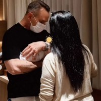 Meski sudah berpisah dengan ayah Alyssa, Richard Daguise, namun Risa dan mantan suaminya itu masih kompak dalam hal menjaga anak hingga cucu mereka. Richard sendiri mendapat sebutan Baba dari baby Soleil. Foto: Instagram/@risa_dewi