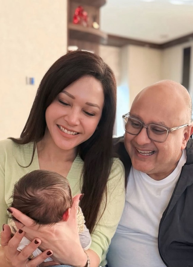 Maia dan suaminya, Irwan Mussry, juga terlihat kompak momong baby Soleil. Jika Maia mendapat sebuutan Oda, maka Irwan akan dipanggil sebagai Ody (Opa Daddy). Foto: Instagram/@maiaestiantyreal