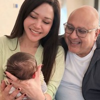Maia dan suaminya, Irwan Mussry, juga terlihat kompak momong baby Soleil. Jika Maia mendapat sebuutan Oda, maka Irwan akan dipanggil sebagai Ody (Opa Daddy). Foto: Instagram/@maiaestiantyreal