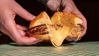Burger yang dipadukan foie gras agar terasa lebih mewah populer bagi kalangan atas. Namun kombinasinya dianggap terlalu berlebihan oleh sebagian orang. Foto: AOL