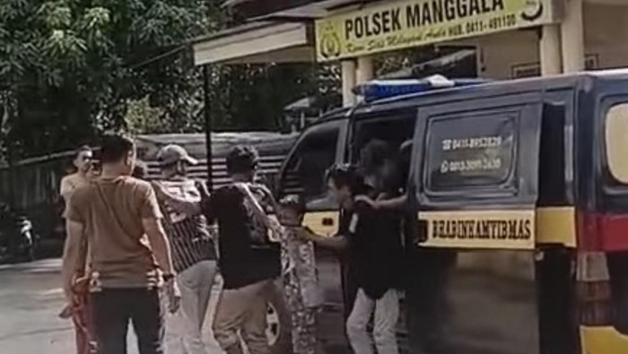 Polisi mengamankan enam orang pengatur lalu lintas liar atau pak ogah terkait pembusuran driver ojek online (ojol) di  Makassar.