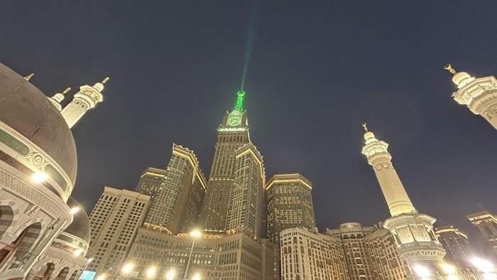 Laser hijau di Makkah Clock Tower penanda masuknya bulan Zulhijah, Senin (18/5).