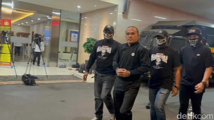 Mantan Kasat Narkoba Polres Kutai Barat AKP Deky Sasiang diperiksa di Bareskrim Polri, Senin (18/5/2026). Kasatgas NIC Bareskrim Polri Kombes Kevin Leleury mengatakan AKP Deky diperiksa terkait dugaan membekingi bandar narkoba di Kubar yang bernama Ishak.