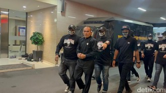 Tangan Diborgol, Eks Kasat Narkoba Polres Kubar AKP Deky Tiba di Bareskrim