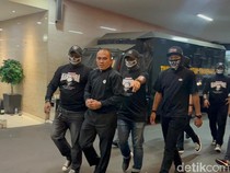 Tangan Diborgol, Eks Kasat Narkoba Polres Kubar AKP Deky Tiba di Bareskrim
