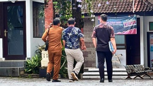 Mantan Kepala Bappeda Karangasem I Nyoman Sutirtayasa (baju coklat) memenuhi panggilan pemeriksaan sebagai saksi ke Kejari Karangasem, Senin (18/5/2026). (Foto: I Wayan Selamat Juniasa/detikBali)