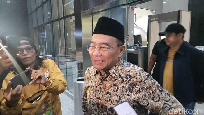 Mantan Menko PMK, Muhadjir Effendy, diperiksa KPK sebagai saksi kasus korupsi kuota haji karena pernah menjabat menteri agama (menag) ad interim tahun 2022. (Adrial A/detikcom)