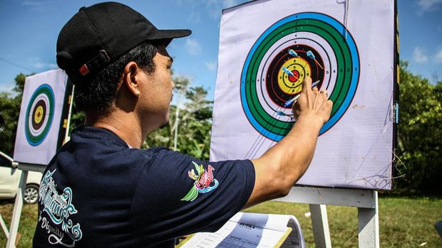 Peserta memasukkan damek (anak sumpit) saat mengikuti lomba manyipet di halaman GOR Indoor Serbaguna, Palangka Raya, Kalimantan Tengah, Senin (18/5/2026). Perlombaan manyipet dalam ajang Festival Budaya Isen Mulang 2026 tersebut diikuti oleh sejumlah kontingen putra yang berasal dari 13 kabupaten/kota, serta 10 kontingen putri dari kabupaten/kota se-Kalteng yang bertujuan untuk melestarikan dan mengenalkan kearifan lokal manyipet khas Dayak dalam berburu binatang di hutan. ANTARA FOTO/Auliya Rahman