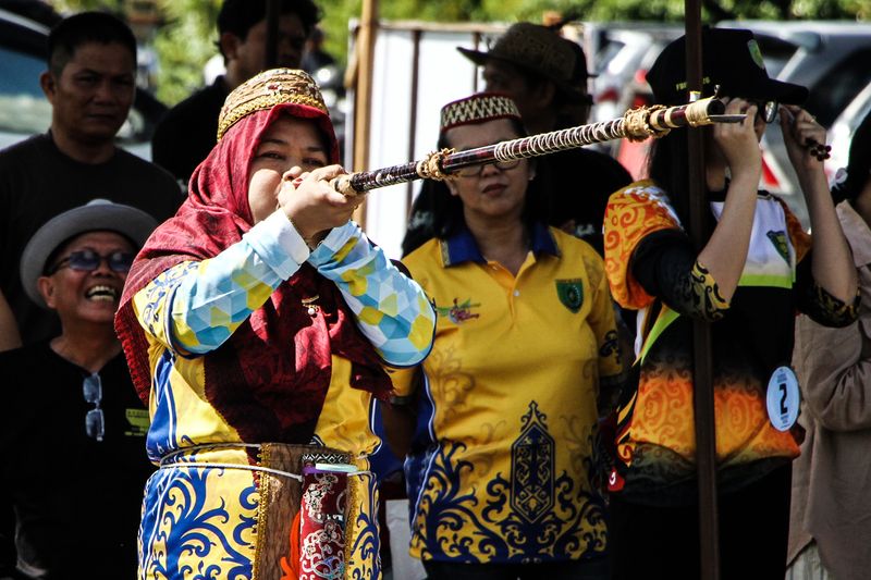 Peserta memasukkan damek (anak sumpit) saat mengikuti lomba manyipet di halaman GOR Indoor Serbaguna, Palangka Raya, Kalimantan Tengah, Senin (18/5/2026). Perlombaan manyipet dalam ajang Festival Budaya Isen Mulang 2026 tersebut diikuti oleh sejumlah kontingen putra yang berasal dari 13 kabupaten/kota, serta 10 kontingen putri dari kabupaten/kota se-Kalteng yang bertujuan untuk melestarikan dan mengenalkan kearifan lokal manyipet khas Dayak dalam berburu binatang di hutan. ANTARA FOTO/Auliya Rahman
