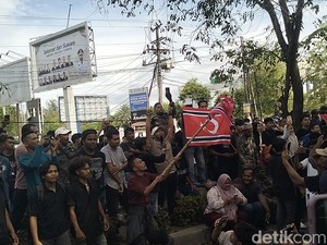 Bawa Bendera Bulan Bintang, Massa Tuntut Mualem Teken Petisi soal Pergub JKA