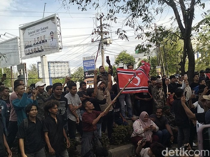 Massa aksi membentangkan bendera Bulan Bintang di depan kantor Gubernur Aceh (Agus Setyadi/detikcom)