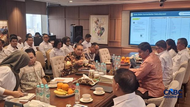 Menteri Perumahan dan Kawasan Permukiman (PKP), Maruarar Sirait dan Menteri Kebudayaan (Menbud) Fadli Zon saat ditemui di kantor Kementerian PKP, Senin (18/5/2026). (CNBC Indonesia/Chandra Dwi Pranata)