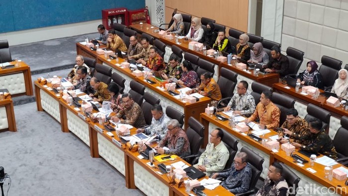 Menteri UMKM Maman Abdurrahman rapat dengan Komisi VII
