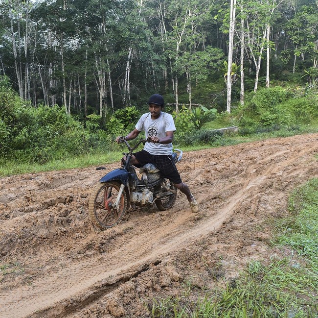 Miris! Warga Jambi Masih Berjuang Lewati Jalan Lumpur Saat Hujan