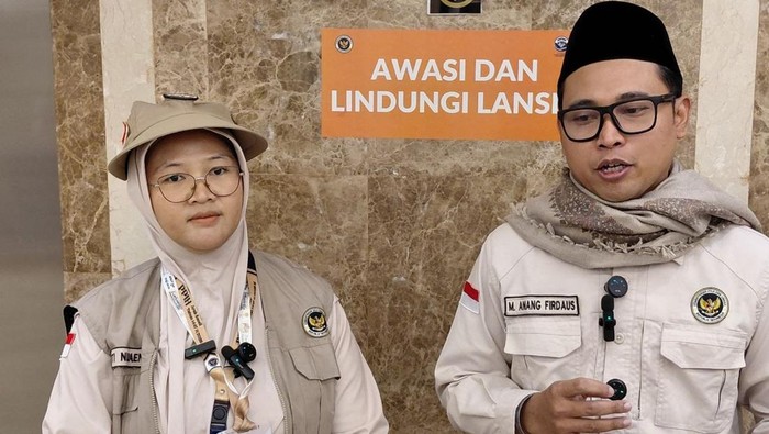 Koordinator Layanan Lansia dan Disabilitas (Landis) Sektor 2 Daerah Kerja (Daker) Makkah, Mohammad Anang Firdaus dan petugas Landis Sektor 2 Siti Nuraeni
