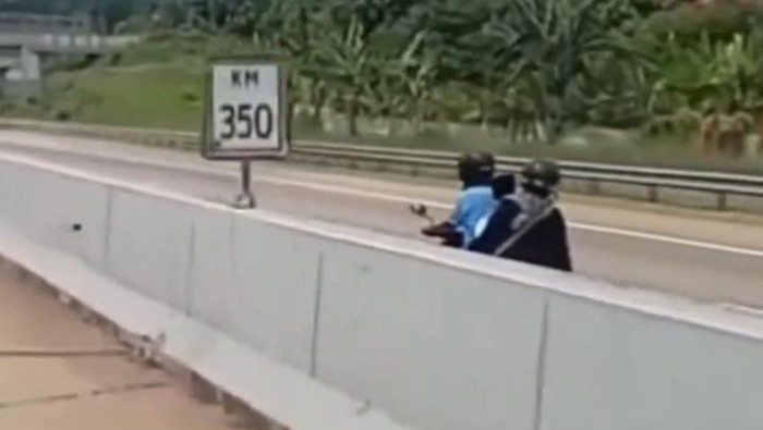 Tangkapan layar di media sosial memperlihatkan pemotor berboncengan tiga masuk Tol Batang dan melawan arah. Foto diunggah Senin (18/5/2026).