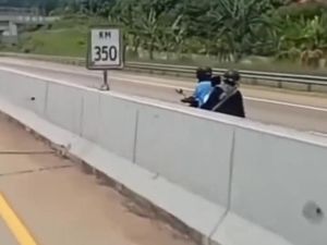 Video Viral Pemotor Masuk Tol Batang Bonceng 3-Lawan Arah
