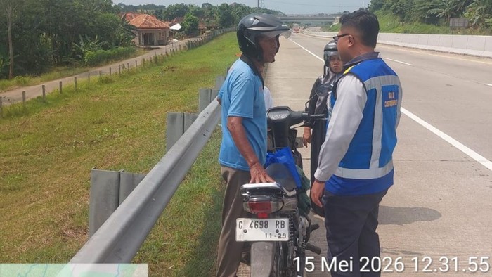 Penampakan motor bonceng tiga yang dihentikan petugas di Tol Batang. Foto diunggah Senin (18/5/2026).