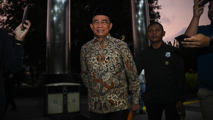 Penasihat Khusus Presiden Bidang Haji Muhadjir Effendy berjalan menuju ruang pemeriksaan setibanya di Gedung Merah Putih KPK, Jakarta, Senin (18/5/2026). KPK memeriksa Muhadjir Effendy sebagai saksi terkait penyidikan kasus dugaan korupsi kuota haji, dalam kapasitasnya semasa menjabat sebagai Menteri Agama Ad Interim pada tahun 2022. ANTARA FOTO/Indrianto Eko Suwarso/nz