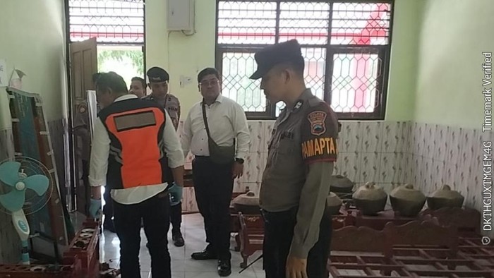 Polisi saat melakukan olah tempat kejadian pencurian di SMP Satu Atap Desa Wonosoco Kecamatan Undaan, Kabupaten Kudus hilang dicuri orang, Senin (18/5/2026).