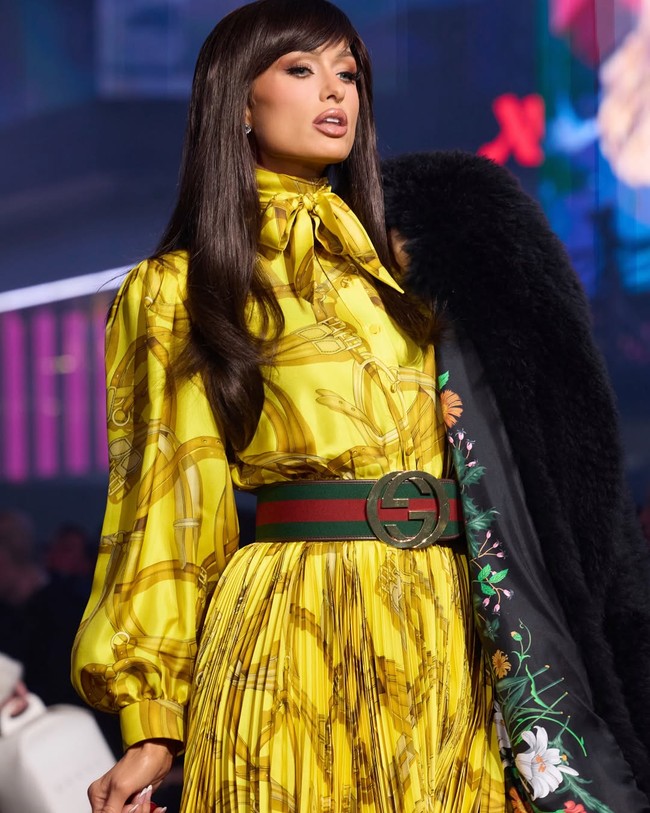 “Gucci Girl selamanya. Sungguh mimpi bisa berjalan di runway untuk koleksi debut @Demna di @Gucci Cruise. Demna, kamu benar-benar seorang visioner dan sangat ikonik bisa menguasai Times Square bersamamu,” tulisnya. Foto: Instagram/@parishilton