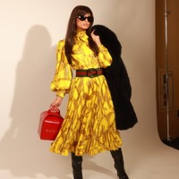 Pengusaha, DJ, sekaligus sosialita ini mengenakan gaun midi lengan panjang berwarna kuning neon. Gaun dengan aksen lipit ini hadir dengan motif hardware horse bit Gucci yang ikonik. Foto: Instagram/@parishilton