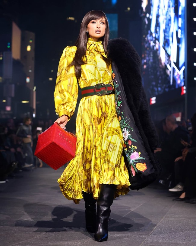 Paris Hilton jadi salah satu selebriti yang didapuk untuk berjalan di runway Gucci Cruise 2027, membawakan koleksi terbaru rancangan Demna Gvasalia yang bertemakan GucciCore. Foto: Instagram/@parishilton