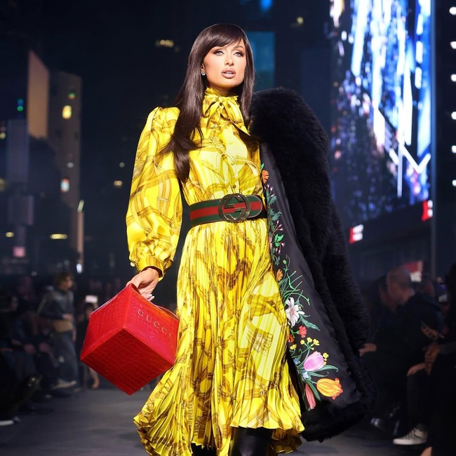 Jadi Model Catwalk dengan Rambut Dark Brown, Paris Hilton Nyaris Tak Dikenali