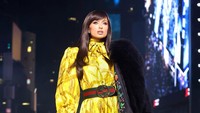 Jadi Model Catwalk dengan Rambut Dark Brown, Paris Hilton Nyaris Tak Dikenali