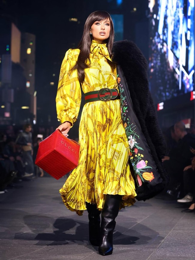 Jadi Model Catwalk dengan Rambut Dark Brown, Paris Hilton Nyaris Tak Dikenali