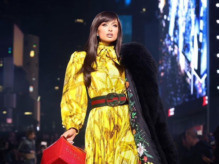 Jadi Model Catwalk dengan Rambut Dark Brown, Paris Hilton Nyaris Tak Dikenali