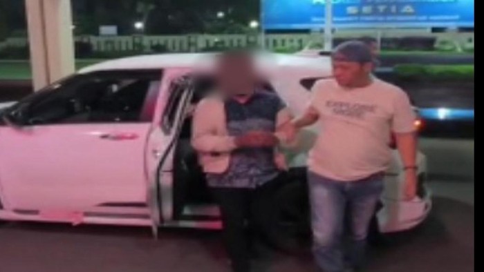 Pelaku jambret emas saat digiring polisi.