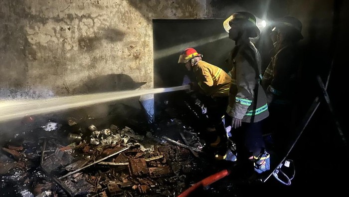 Pemadaman rumah terbakar di Desa Getas Pejaten Kecamatan Jati, Senin (18/5/2026) dini hari.