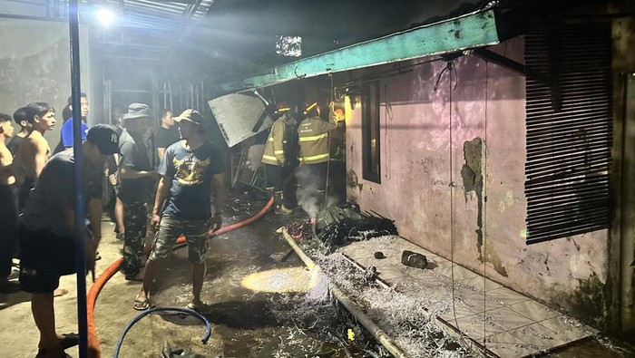 Pemadaman rumah terbakar di Desa Getas Pejaten Kecamatan Jati, Senin (18/5/2026) dini hari.