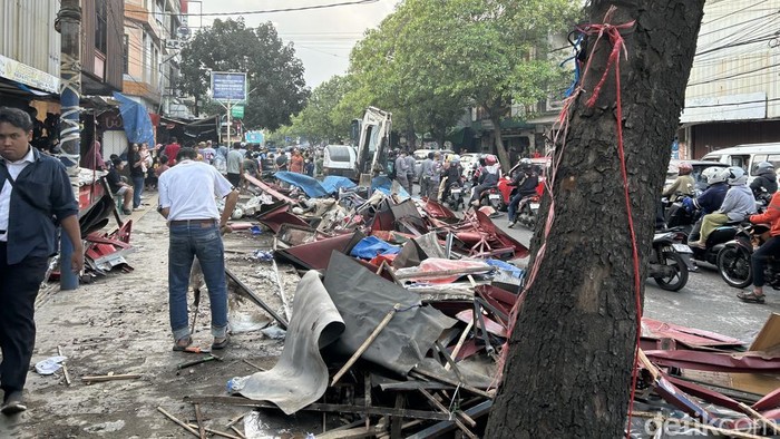 Pembongkaran sejumlah lapak PKL di Cicadas