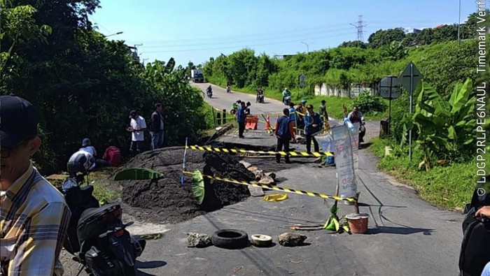 Penanganan jembatan ambles di Jalan Honggowongso, Kelurahan Purwoyoso, Kecamatan Ngaliyan, Kota Semarang.