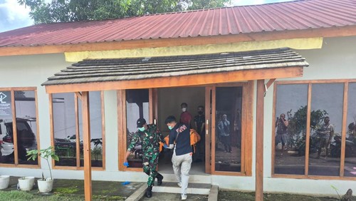 Proses evakuasi penemuan jenazah di bangunan bekas kantor konstruksi di Jimbaran, Badung, pada Minggu (17/5/2026). (dok. Polresta Denpasar)