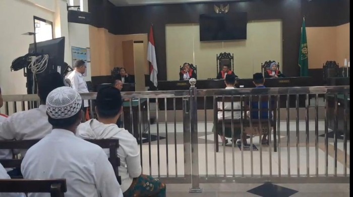 Dua wali santri terdakwa penganiaya guru di Kecamatan Kedungdung, Kabupaten Sampang saat menjalani sidang tuntutan