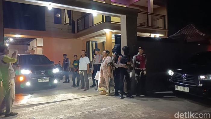 Penyidik KPK bersiap-siap meninggalkan rumah mewah 2 lantai di Dusun Krajan, Desa Bangunsari, Pacitan.