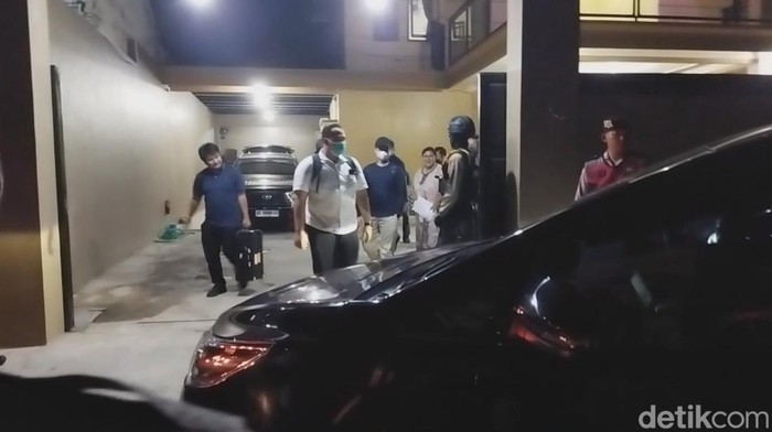 Penyidik KPK yang tuntas melakukan penggeledahan di rumah wanita pengusaha di Pacitan.
