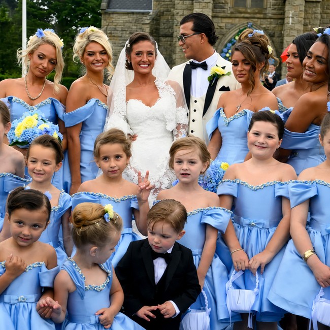 Saat pernikahan, Venezuela membawa 18 bridesmaid untuk menemani dan merayakan hari bahagianya. Foto: Instagram @invigraph
