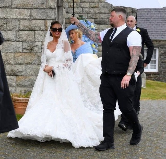 Dalam foto, Venezuela tampak cantik mengenakan strapless gown dengan sleeve renda beserta veil. Gadis itu menambah kacamata hitam yang membuat gaya pengantinnya lebih ‘gen-Z’. Foto: Instagram @jordan.gray