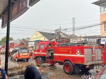 Rumah di Emmy Saelan Makassar Terbakar Saat Hujan, Pasutri Lansia Dievakuasi