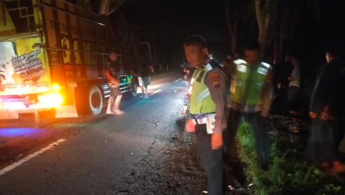 Petugas melakukan pemeriksaan di lokasi kecelakaan di Salaman, Kabupaten Magelang, Senin (18/5/2026).